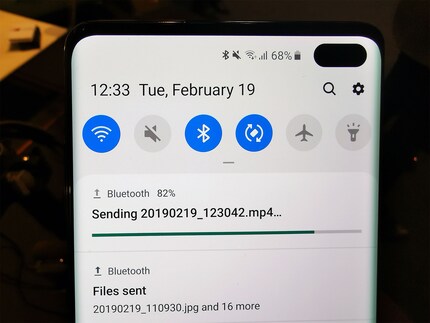 Das Samsung Galaxy S10+ hat statt einem Notch ein Loch im Display. Das zieht sich entweder als Ellipse oder als Kreis durch die ganze S10-Serie.