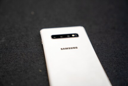 Das Samsung Galaxy S10+ Ceramic packt massiv Power hinter den Look einer WC-Schüssel