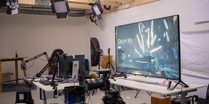 Deve trovarsi a una distanza maggiore rispetto a un monitor tradizionale.