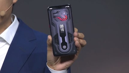 Trompe l'oeil 2.0: The Mi 9 looks like it has the same parts at the front as at the back