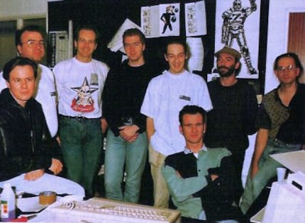 Die Bitmap Brothers, cirka 1990.  V. l. Eric Matthews, Mike Montgomery, Tom Watson, Sean Griffiths, Rob Trevillion, Dan Malone (sitzt), Richard Joseph und Steve Kelly