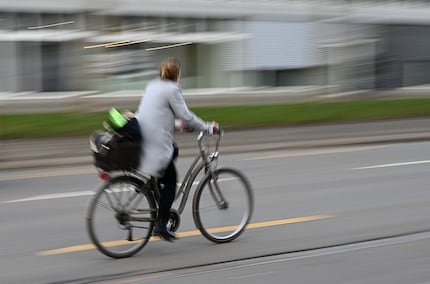 Die Velofahrerin bewegt sich schneller übers Bild, weil sie näher ist als das Tram. Hier hätte ich die Belichtungszeit verkürzen müssen.