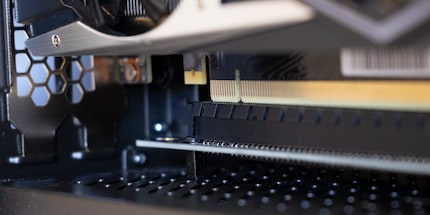 There's not much missing, but I'm still missing a few millimetres so that I can plug the card in.