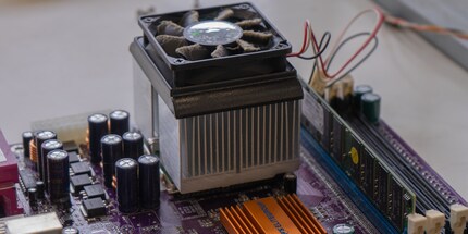 Auch der CPU-Kühler ist im Vergleich zu heute winzig, ganz zu schweigen vom Die.