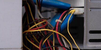 Kabel wo man hinschaut.