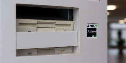 Und Tschüss Floppys, da sind wohl ein paar Schrauben locker.