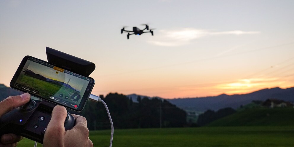 Via Smartphone sollen die Flugdaten der Drohnen direkt ins Flugradar eingespeist werden