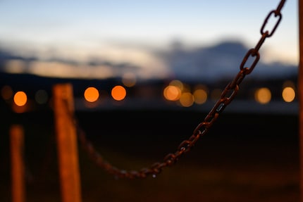 Fokussierung auf die Kette im Dunkeln: klappt.