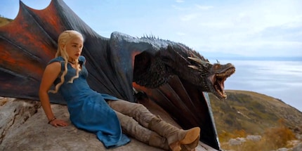 Daenerys et Drogon ayant environ 2-3 ans