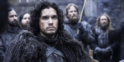 Jon Snow vestito di nero