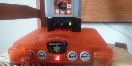 Il modulo nero al centro con l'8 è il cosiddetto Gameshark, un modulo di cheat per il Nintendo 64. Fonte: Gameshark