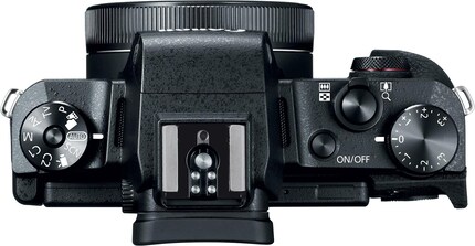 Beispiel Canon G1X Mark III: Zu sehen sind hier das Moduswählrad (links), ein eigenes Drehrad für die Belichtungskorrektur (ganz rechts) und ein allgemeines Drehrad (vorne rechts). Dazu kommen diverse weitere Tasten auf der Rückseite neben dem Bildschirm.