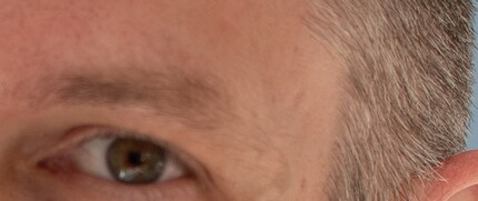 Dieses Bild ist typisch für diese Methode. Der Fokus stimmt nur so ungefähr, was bei offener Blende zu leicht unscharfen Augen führt.