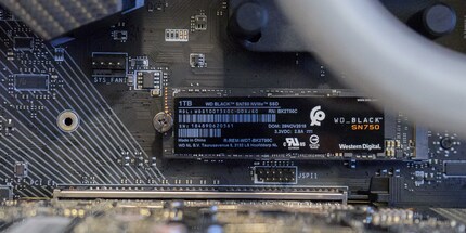 Not quite as attractive as the version with heatsink, but thanks to the plain black colour, the SN750 without heatsink also looks good.