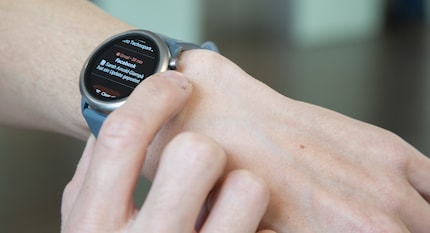 È divertente scorrere le notifiche, ma per rispondere occorre sempre il telefono.