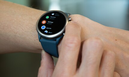 La corona consente di scorrere le notifiche o la panoramica delle applicazioni.