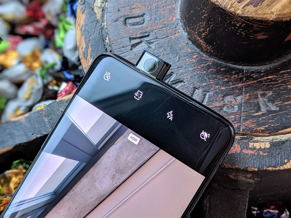 Für sein Selfie fährt die Kamera aus dem OnePlus 7 Pro heraus.