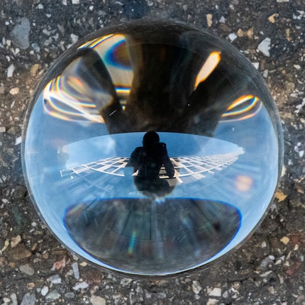 Dans une telle situation, la sphère ne montre presque que des reflets