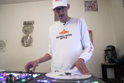 S’il y a un mot qui décrit parfaitement l’activité du DJ, c’est le multitasking.