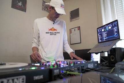 Le DJ derrière ses platines