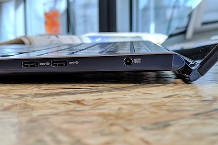 Klappt der Bildschirm auf, hebt die Tastatur ab.