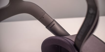 The speakers are hidden in the headband.