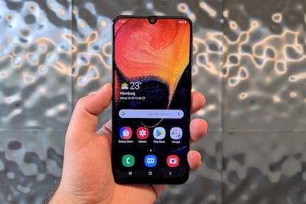 display da 6,4 pollici con notch.