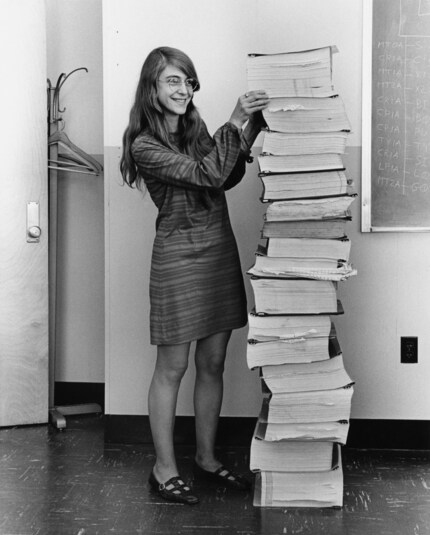 Margaret Hamilton avec le logiciel Apollo imprimé.