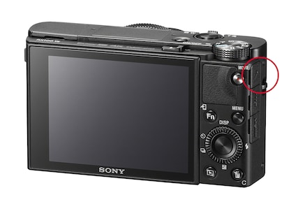Bis auf den Mikrofonanschluss (rot eingekreist) sieht die RX100M7 genau gleich aus wie die RX100M6.