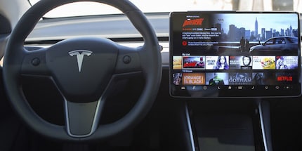 Non è ancora noto quando sarà possibile guardare Netflix e YouTube in streaming su una Tesla. Fonte: Pocket-lint