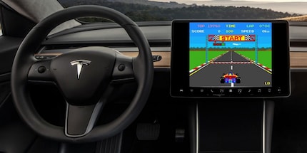 Stai ancora guidando o giocando? Un gioco sul display di un’auto Tesla. Fonte: Teslarati.com