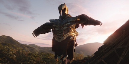 Thanos meurt dans Avengers : Endgame et est aussitôt remplacé par une nouvelle version de lui-même.