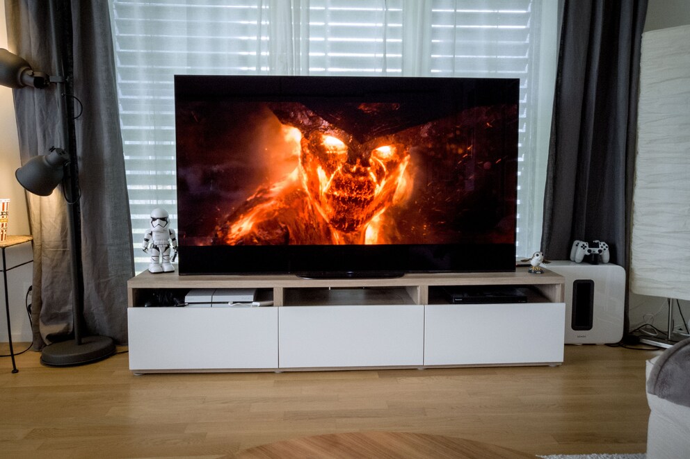 Even the finest details on Surtur's glowing skin remain visible. All around it: true black
