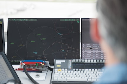 Le trait que l'on voit en haut à gauche du moniteur est le couloir d'approche, les données en vert indiquent qu'il s'agit d'un avion.