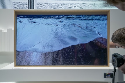 Erst bei der dritten Generation des TVs sei ein Bild möglich geworden, das intransparent ist.