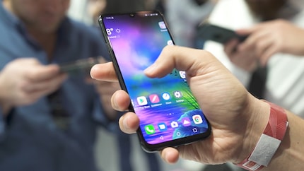 Vorne ein OLED-Phone mit Notch.