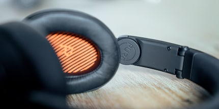 The screws on the inside of the headband fix the size adjustment of your headphones.