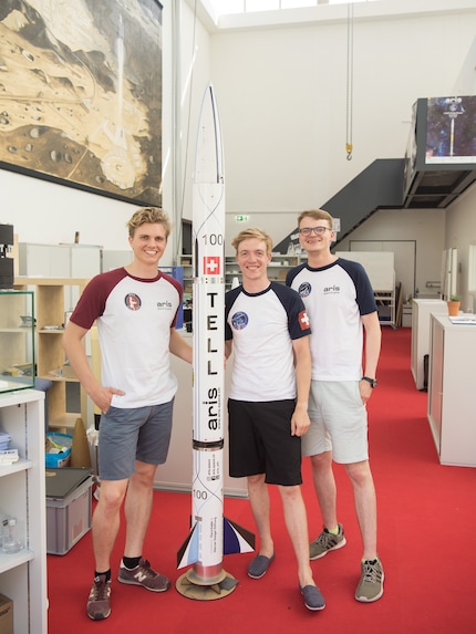 Nehmen sich Zeit, die Technologie der ARIS-Raketen zu erklären: Christoph German, Paul Prantl und Felix Dannert (v.l.n.r.). Bei der TELL-Rakete handelt es sich um einen Zwilling. Jedes Projekt wird in doppelter Ausführung umgesetzt.