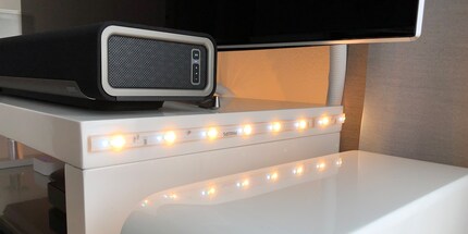 Hier siehst du einen Teil meines LED-Streifens, der sich hinter dem TV-Möbel weiterzieht.