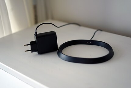 Die mitgelieferte Dockingstation mit relativ grossem Stecker