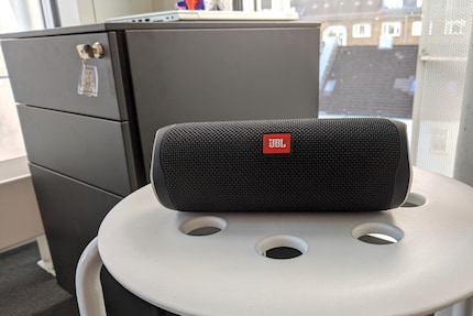 Sur le tabouret, le JBL Flip 5 ne sonne pas aussi bien que ...