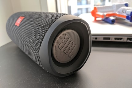 La courbure à l'intérieur doit vouloir dire JBL avec «comme un circuit de course».