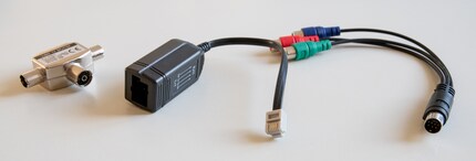 Tre classici che non possono mancare in una collezione di adattatori ben fornita: Sdoppiatore TV a 2 vie, adattatore telefonico RJ11/TT83 e adattatore RGB-S-Video