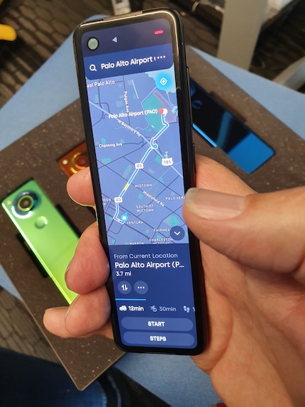 Le nouveau téléphone dans la main d'Andy Rubin.