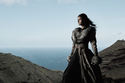 Anya Chalotra dans le rôle de Yennefer