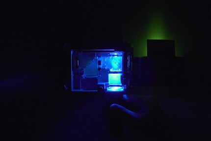Hier strahle ich mit dem blauen LED-Licht rein. Rechts kommt Grün raus.