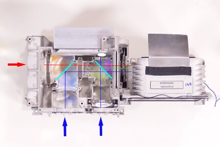 Die beiden blauen Laser-Module befinden sich unten. Die Linke wird oben von der G-Refinder-Linse in Grün umgewandelt. Links ist das rote Laser-Modul.