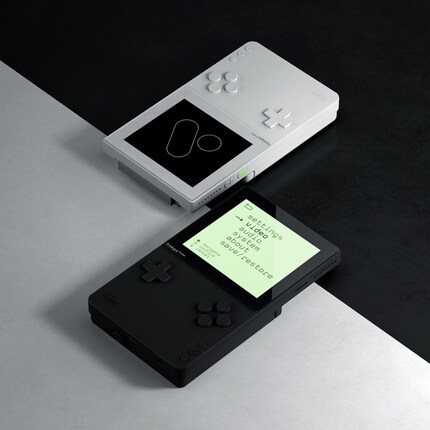 Den Analogue Pocket wird’s wahlweise in Weiss und Schwarz geben. Quelle: Analogue
