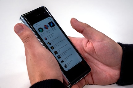 Vorne ist ein Mini-Screen verbaut, mit dem du das Fold vollständig bedienen kannst
