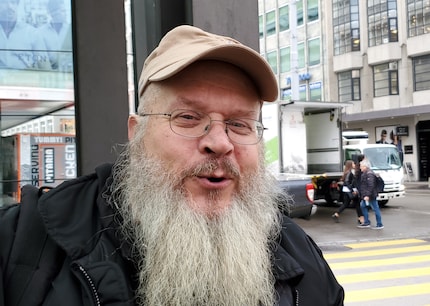 Leser Frederick König, den wir zufällig auf der Strasse getroffen haben, fotografiert mit dem Galaxy Fold